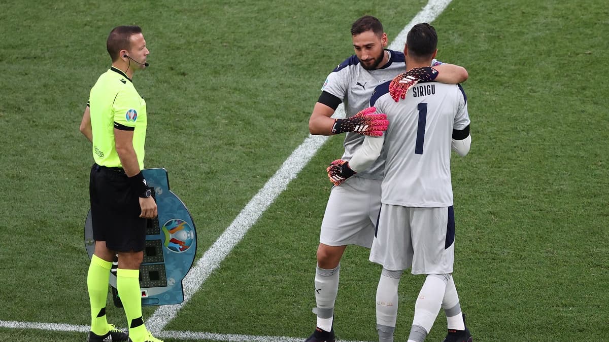 Gianluigi Donnarumma, lors de sa sortie, au profit de Salvatore Sirigu Gianluigi Donnarumma, lors de sa sortie, au profit de Salvatore Sirigu