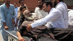 Blessé conduit à l'hôpital Lady Reading à Peshawar. Un attentat suicide à la bombe, qui visait les bureaux d'une administration locale, a fait, selon plusieurs responsables, jusqu'à 45 morts et plusieurs dizaines de blessés dans la région tribale pachtoun