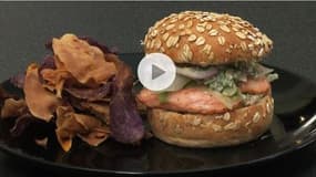 Burger au saumon: apprenez à le cuisiner (vidéo)