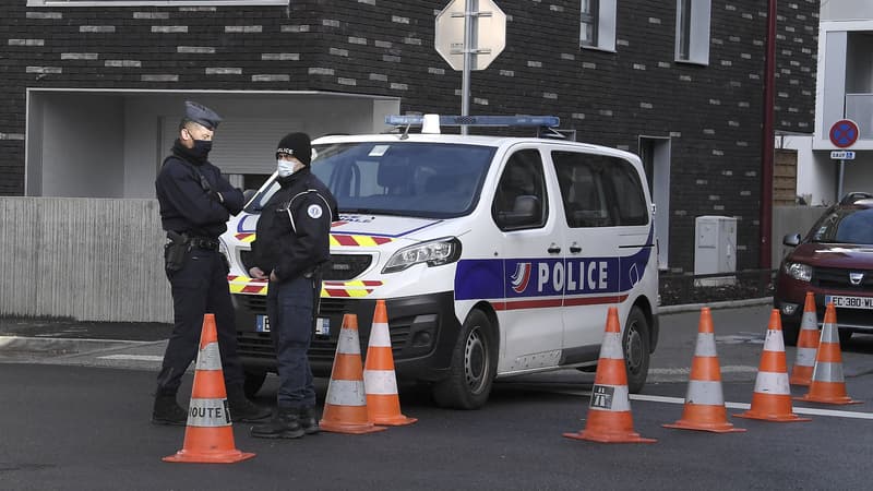 Des policiers bloquent la rue où se déroule la reconstitution du meurtre de Sophie Le Tan, à Schiltigheim, banlieue de Strasbourg, dans l'est de la France, le 16 février 2021.