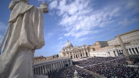 Une foule de plusieurs milliers de personnes, rassemblées place Saint Pierre pour la canonisation des parents de la sainte française Thérèse de Lisieux, Louis et Zélie Martin, le 18 octobre 2015