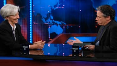 Christine Lagarde s'exprime en anglais face Jon Stewart.