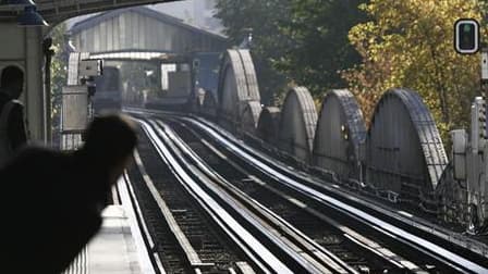 Le trafic était moins touché qu'annoncé dans le métro parisien et conforme aux prévisions à la SNCF mardi matin en France, où les syndicats ont appelé à la grève contre la réforme des retraites prévue par le gouvernement. /Photo d'archives/REUTERS/John Sc