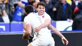 Antoine Dupont et Charles Ollivon avec le XV de France, à Saint-Denis le 26 février 2023