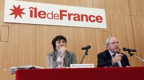 Le président de la région Ile-de-France, Jean-Paul Huchon (d) et la vice-présidente Marie-Pierre de la Gontrie, le 12 décembre 2012 à Paris