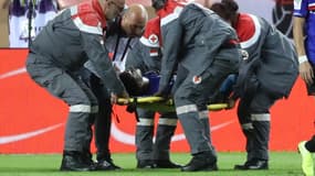 Adam Ounas (Nice) sort sur civière à Monaco
