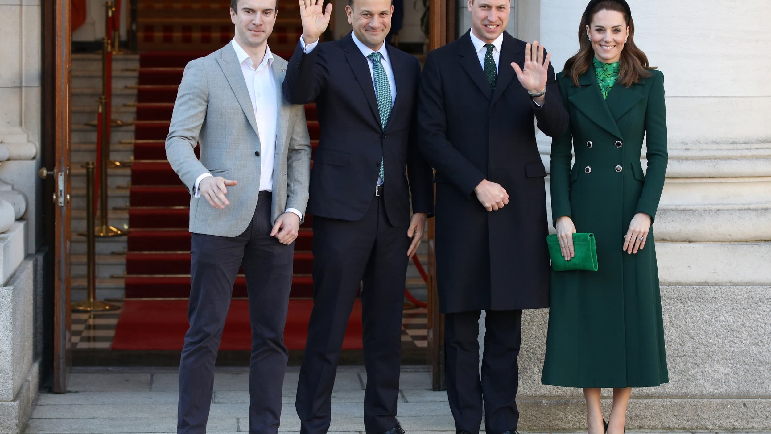 Leo Varadkar (deuxième en partant de la gauche) et son compagnon Matthew Barrett (à gauche), aux côtés du Prince William et de Kate Middleton