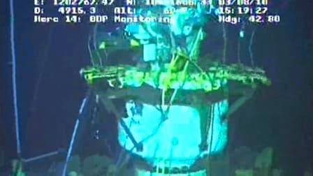 Vue du dôme de confinement posé par BP sur le puits de pétrole endommagé à l'origine de la marée noire dans le golfe du Mexique. La compagnie pétrolière a lancé mardi son opération "static kill" destinée à colmater définitivement la fuite. /Image vidéo to