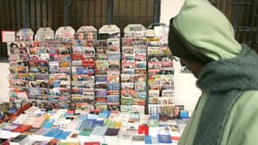Un homme passe devant un stand de journaux, en décembre 2006, dans la médina de Rabat, la capitale marocaine. (photo d'illustration) 