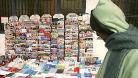 Un homme passe devant un stand de journaux, en décembre 2006, dans la médina de Rabat, la capitale marocaine. (photo d'illustration) 