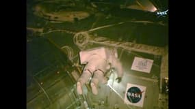 La sortie dans l'espace des astronautes de la Station spatiale internationale a été retransmise en direct sur Internet par la Nasa.