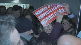 Une réunion publique d'information dédiée à l'ouverture d'un centre d'hébergement pour sans-abris a dégénéré à Paris.