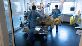 Des soignants interviennent auprès d'un malade du Covid dans une unité d'urgence à l'hôpital de la  Pitié-Salpetrière à Paris, le 30 novembre 2021