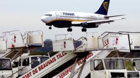 Un avion de la compagnie Ryanair atterrir à l'aéroport de Beauvais-Tillé - Image d'illustration 