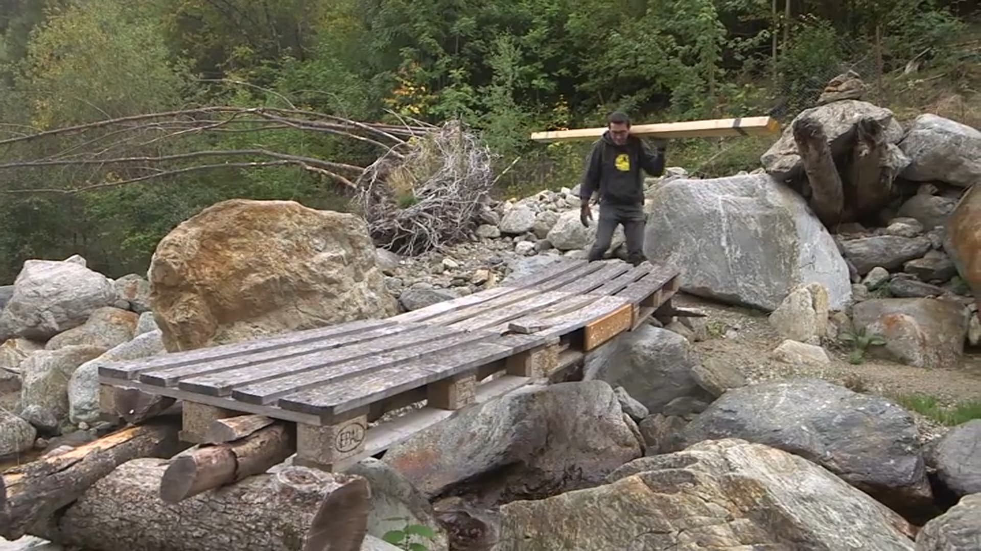  "Donc là on arrive sur le petit pont de fortune", montre Patrick, sinistré de la tempête Alex.