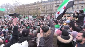 Plusieurs centaines de personnes réunies place de la République à Paris après la chute du régime de Bachar al-Assard ce dimanche 8 décembre 2024.