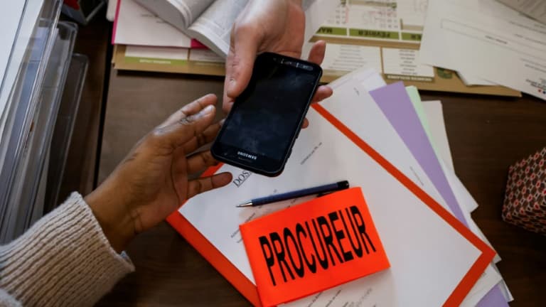 Un procureur donne un téléphone grave danger à une femme, au tribunal de Bobigny, le 15 janvier 2024