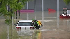 Un véhicule immergé par les inondations près d'un supermarché à Cesena en Italie après les fortes pluies qui ont touché le nord du pays.