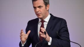 Le ministre de la Santé Olivier Véran lors d'une conférence de presse, le 20 janvier 2022 à Paris 