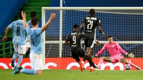 Moussa Dembélé marque le deuxième but de l'OL