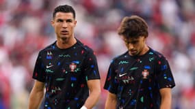 Cristiano Ronaldo et Joao Felix en discussion en marge d'un match du Portugal à l'Euro 2024
