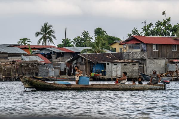 Un homme transporte sa famille sur un bateau sur l'île de Carti Sugtupu, dans la comarque indigène Guna Yala, au Panama, dans la mer des Caraïbes, le 30 août 2023