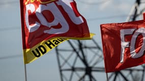 Drapeaux de la CGT, de FO et de la CFDT