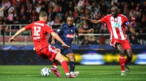 Mathias Fischer (de dos à gauche) au duel avec Valentin Atangana Edoa sous les yeux de Cheikh Ndoye lors du match Cannes-Reims (1-2, Coupe de France), le 2 avril 2025