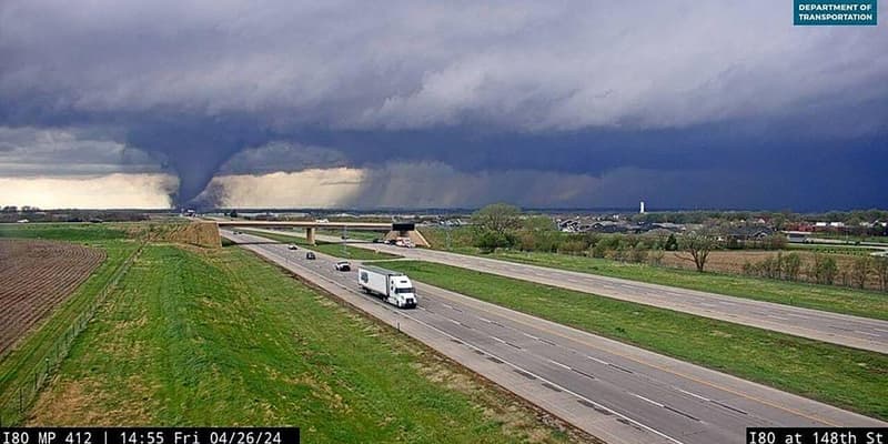 Cette image de caméra de circulation obtenue du ministère des Transports du Nebraska montre une tornade traversant l'Interstate Highway 80 près de Waverly, Nebraska, le 26 avril 2024. Photo d'illustration