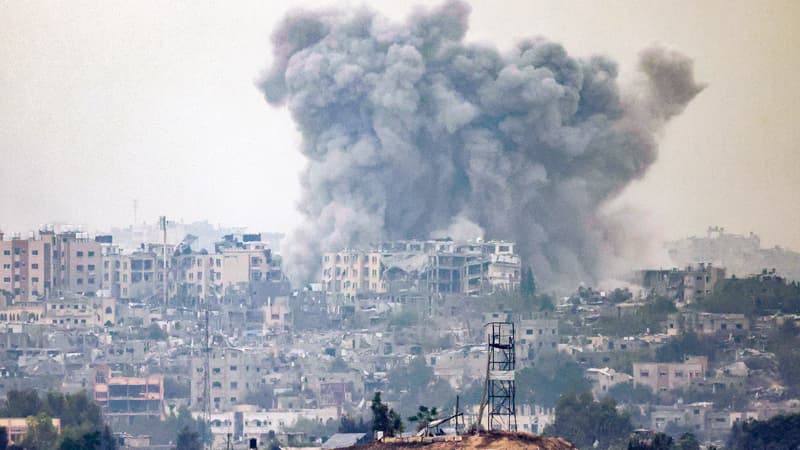 Des nuages de fumée après des frappes israéliennes, au nord de la bande de Gaza, photo prise depuis Israël, le 27 octobre 2023