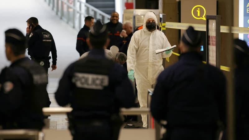 Des experts de la police scientifique sur les lieux de l'attaque à la Gare de Lyon à Paris le 3 février 2024