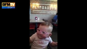 Un bébé voit pour la première fois ses parents grâce à ses nouvelles lunettes