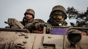 Soldats ukrainiens dans un blindés M113 