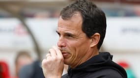 L'entraîneur Régis Le Bris en pleine réflexion sur les évolutions à apporter pendant un match de Sunderland, le 24 août 2024