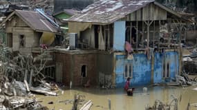 Vue des dégâts causés au centre-ville de Kuala Simpang, dévasté par des crues soudaines à Aceh Tamiang, Aceh, Sumatra, Indonésie, le 7 décembre 2025. 