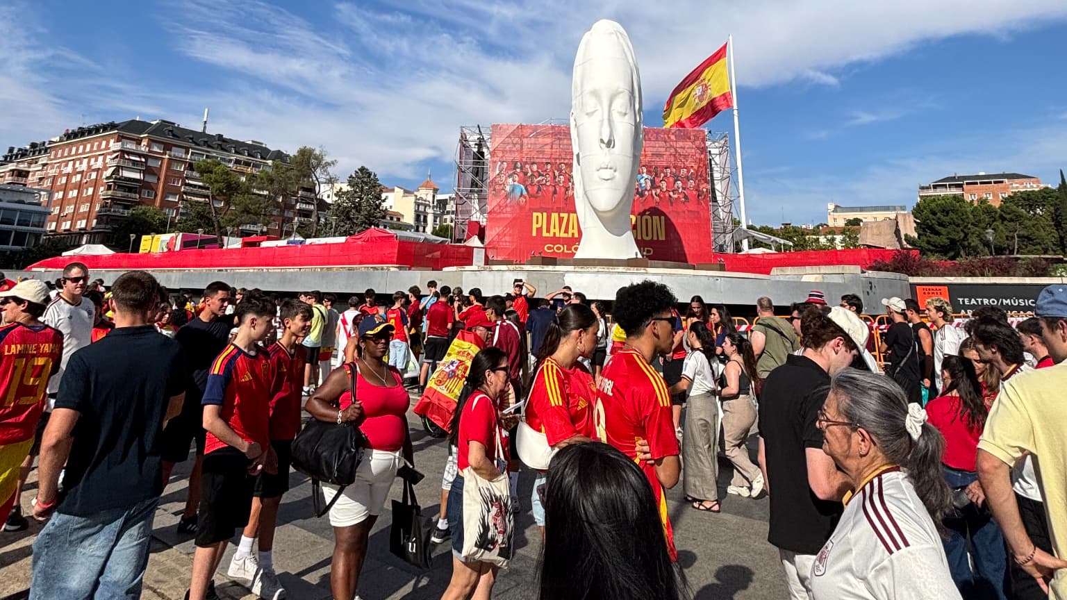 Des supporters massés à l'entrée de la fan-zone de Madrid avant la demi-finale du Mondial, le 14 juillet 2026