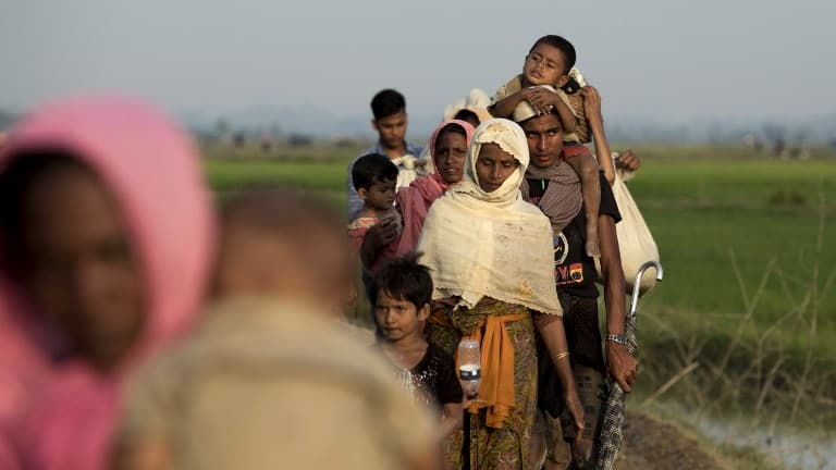 Des Rohingyas de Birmanie fuient l'Etat de Rakhine vers le Bangladesh le 4 septembre 2017