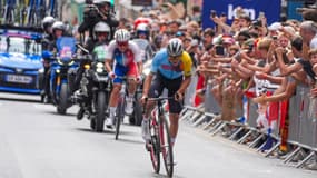 Remco Evenepoel devant Valentin Madouas lors de la course en ligne des JO de Paris 2024, le 3 août 2024.