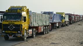 Des camions stationnés à El-Arich en Egypte avant d'entrer dans la bande de Gaza, le 4 juillet 2024
