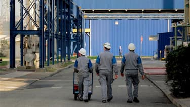 Coût du travail élevé ne rime pas avec chômage élevé et ne signifie pas nécessairement mauvaises performances économiques, révèle une étude de l'Insee, alors que gauche et droite s'affrontent violemment sur la "TVA sociale". /Photo d'archives/REUTERS