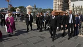 Le cercueil de Bernard Tapie à la sortie de la cathédrale La Major.