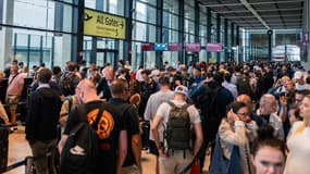 Illustration de la foule lors de l'enregistrement à l'aéroport Berlin Brandenburg Willy Brandt à Berlin, en Allemagne, le 29 juillet 2025.
