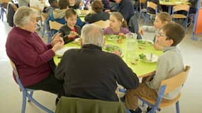 Ici, les personnes âgées mangent au milieu des écoliers