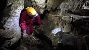 Un spéléologue visite une grotte française, dans le Doubs (photo d'illustration)