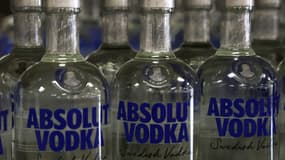 (Image d'illustration) La marque de vodka Absolut, fleuron suédois du groupe français Pernod Ricard, va arrêter d'exporter vers la Russie après des menaces de boycott.
