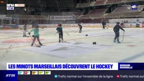 Marseille: des enfants découvrent le hockey sur glace