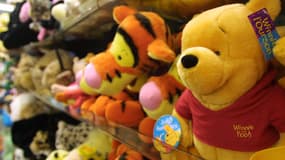 Une peluche Winnie l'Ourson placée sur le présentoir d'un magasin de jouets, le 6 décembre 2000 à Paris.