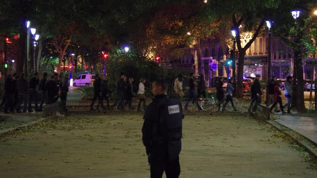 Des policiers escortent des individus près du Bataclan, le 13 novembre.