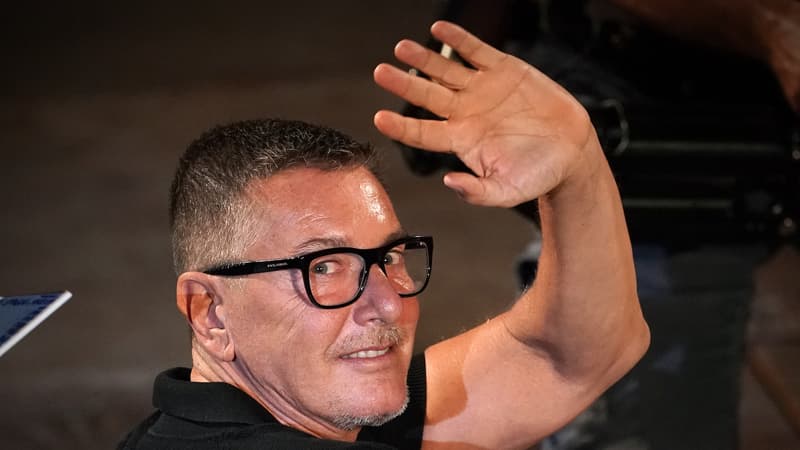 Il est remplacé par le frère de l'autre cofondateur de Dolce & Gabbana: 40 ans après la naissance de la maison de couture, Stefano Gabbana quitte la présidence du groupe mais reste à la création