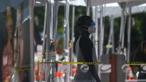 Un homme attend de se faire tester à Miami Beach, Floride, le 24 juin 2020. 